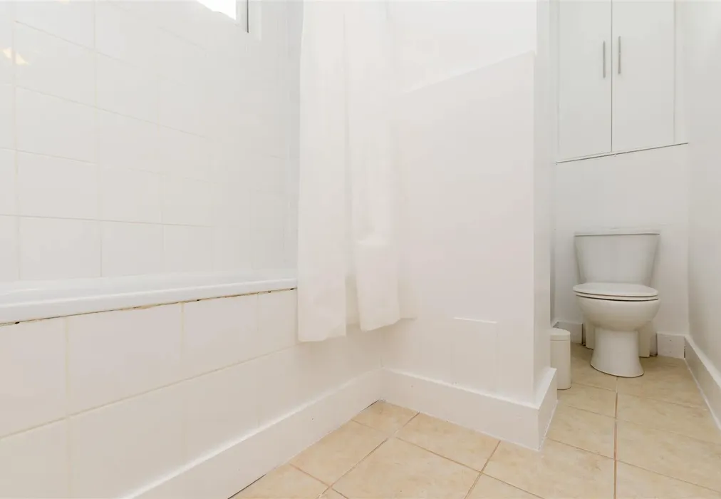 Bathroom - Melbourne Road, Chatham, Kent - Wards of Kent