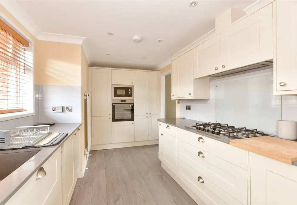 Kitchen - Fleet Way, Shalfleet, Isle of Wight - Wards of Kent