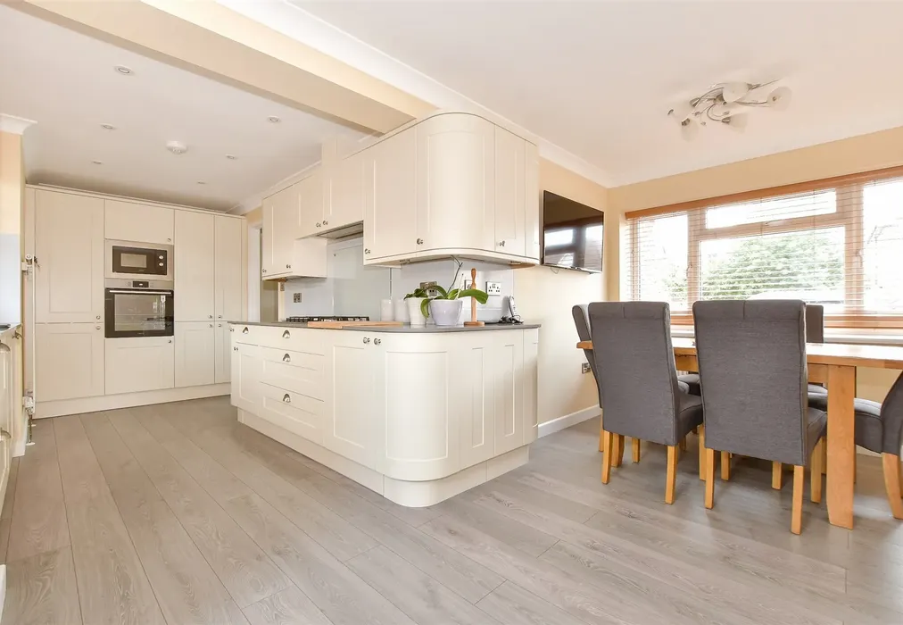 Internal Lifestyle Photograph - Fleet Way, Shalfleet, Isle of Wight - Wards of Kent