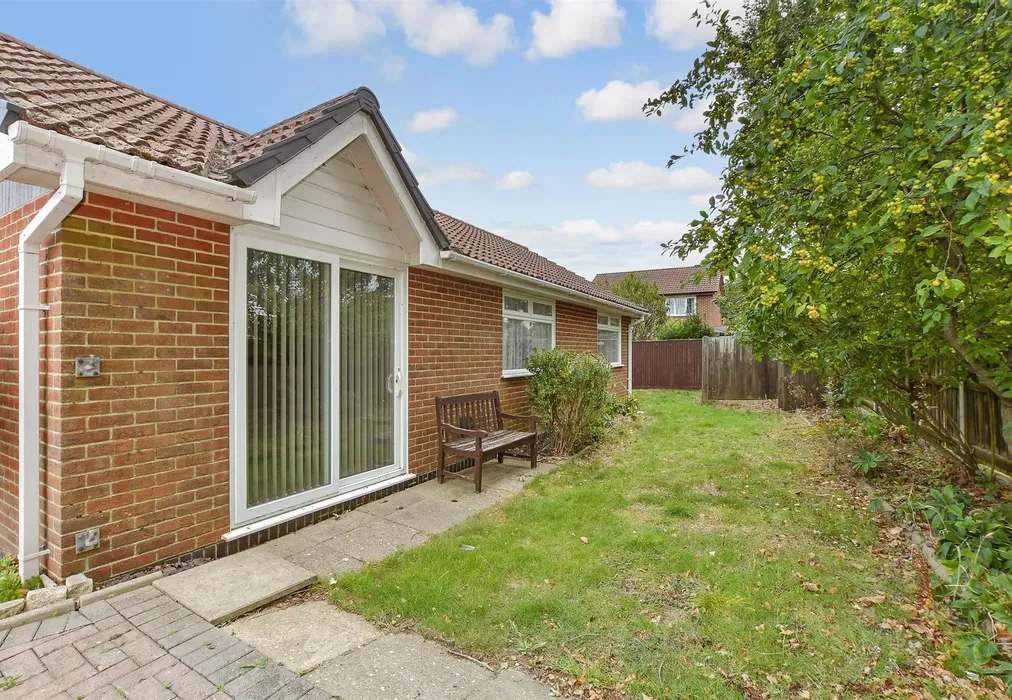 Rear Garden - Fleet Way, Shalfleet, Isle of Wight - Wards of Kent