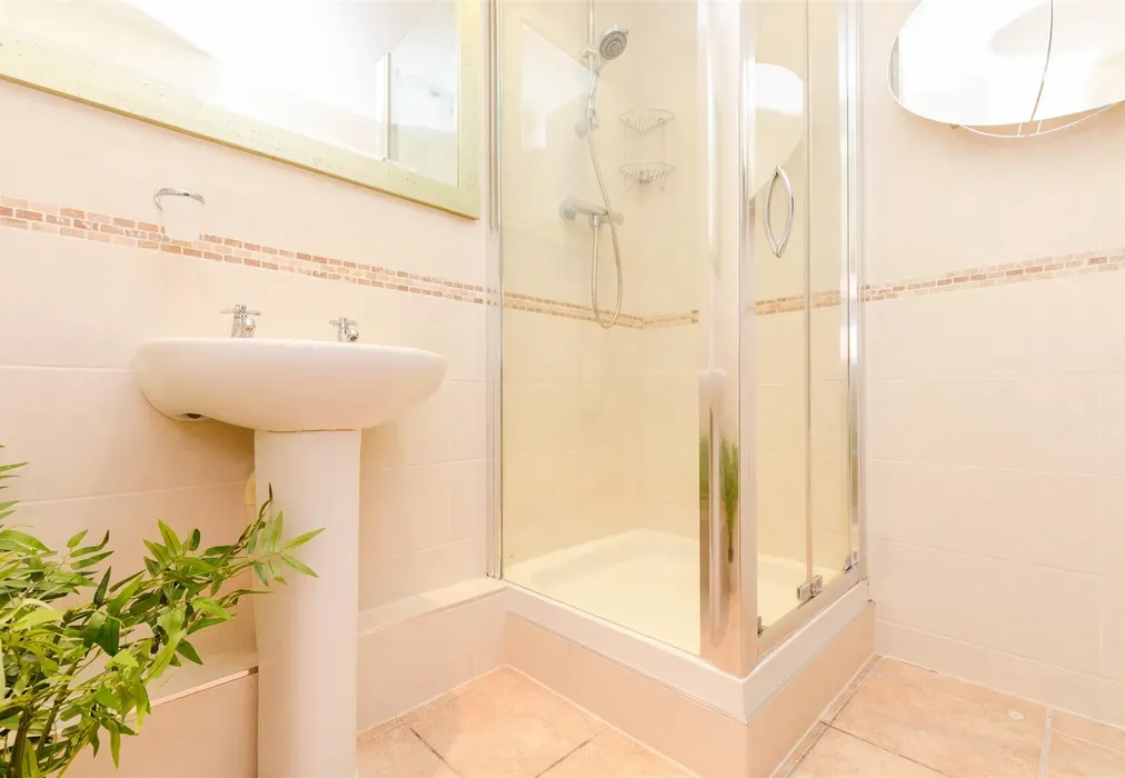 Shower Room - Southbank, Hextable, Swanley, Kent - Wards of Kent