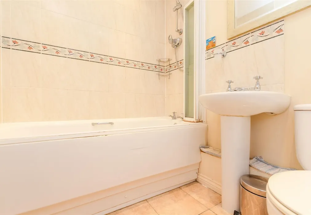 En-Suite Bathroom - Southbank, Hextable, Swanley, Kent - Wards of Kent