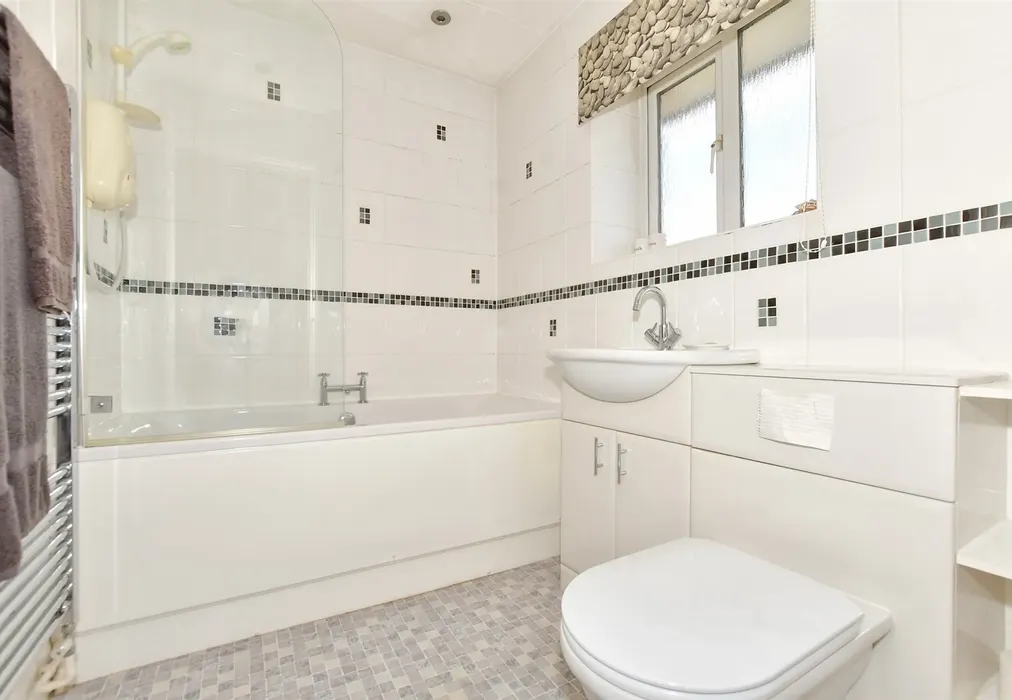 Bathroom - Richmond Drive, New Romney, Kent - Wards of Kent