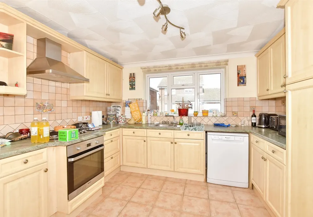 Kitchen - Richmond Drive, New Romney, Kent - Wards of Kent