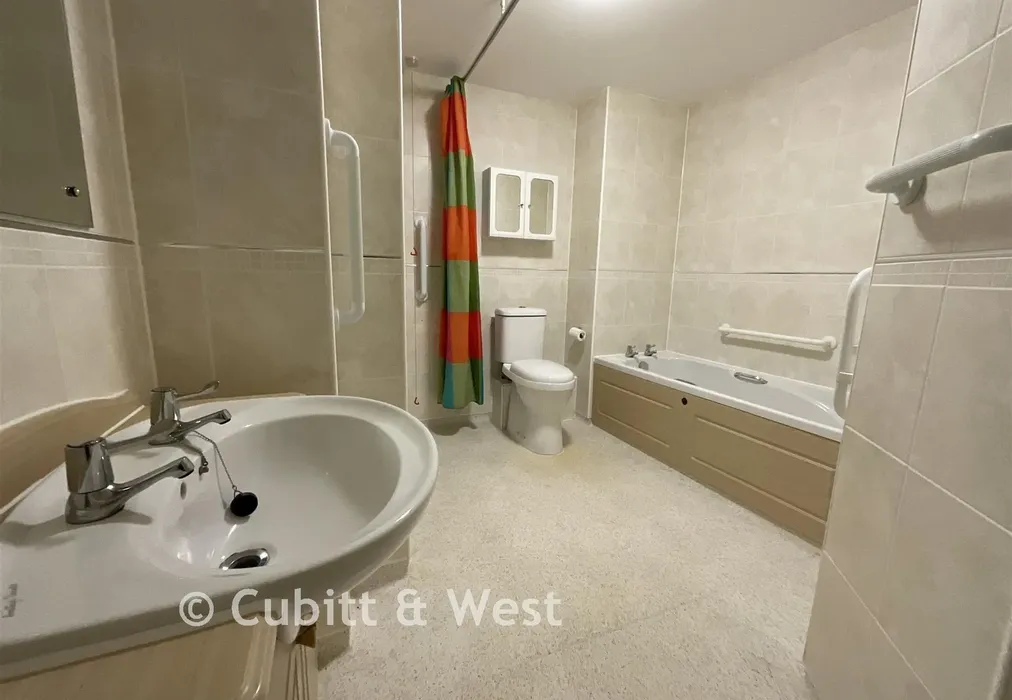Bathroom - Grange Road, Uckfield, East Sussex - Wards of Kent
