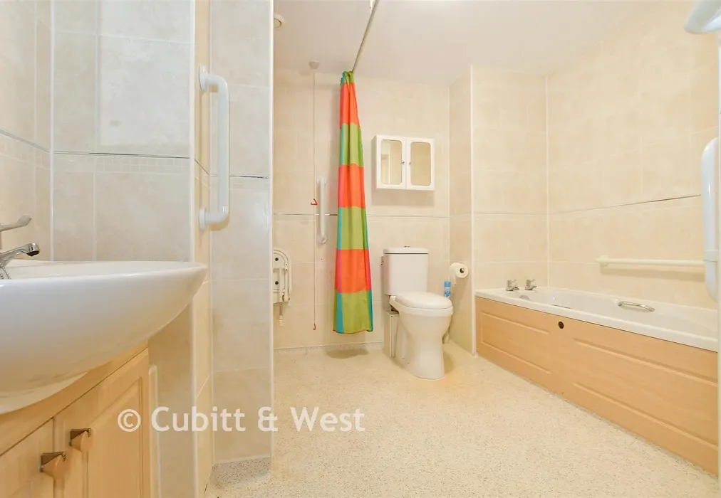 Bathroom - Grange Road, Uckfield, East Sussex - Wards of Kent