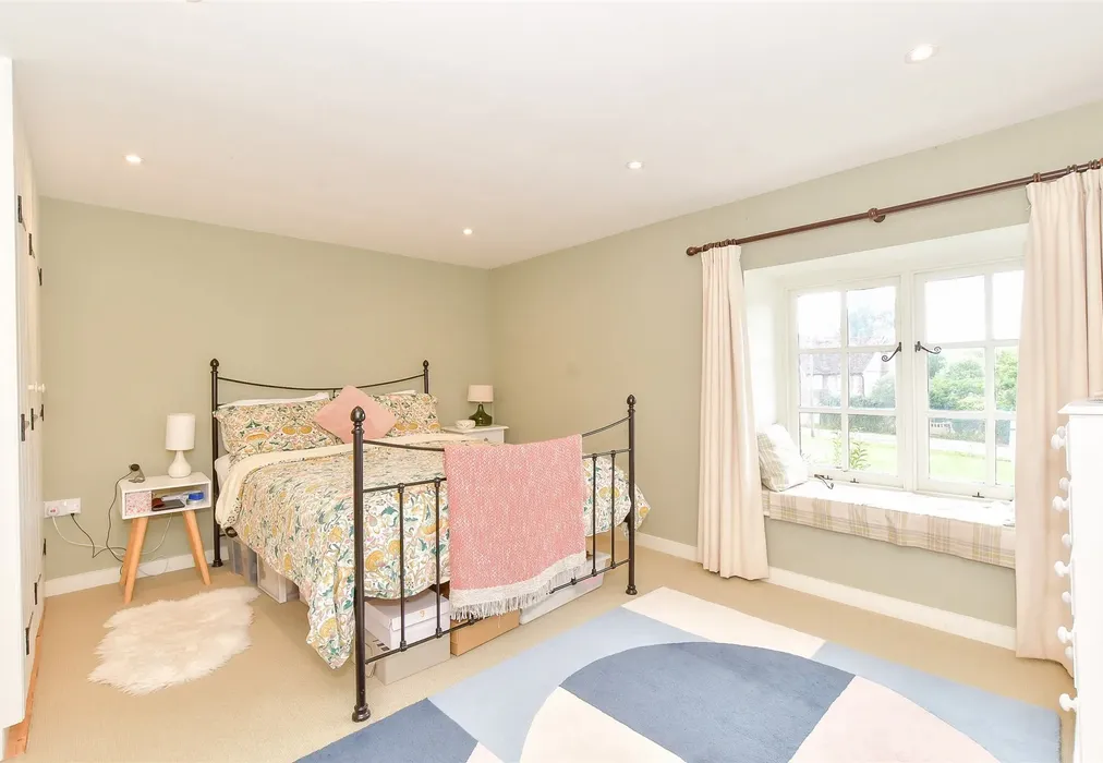 Bedroom 1 - Pond Cottages, Compton, Chichester, West Sussex - Wards of Kent
