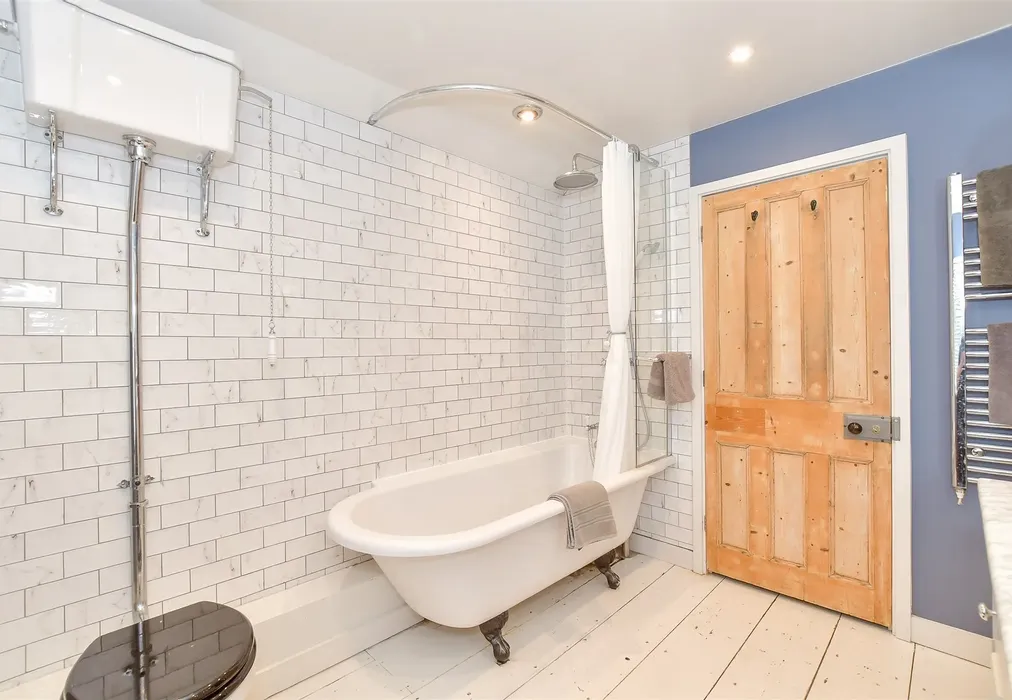 Bathroom - Pond Cottages, Compton, Chichester, West Sussex - Wards of Kent