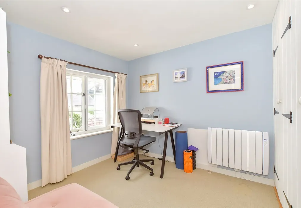 Bedroom 2 - Pond Cottages, Compton, Chichester, West Sussex - Wards of Kent