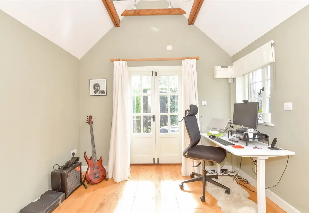 Room 1 - Pond Cottages, Compton, Chichester, West Sussex - Wards of Kent