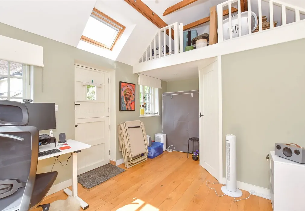 Room 1 - Pond Cottages, Compton, Chichester, West Sussex - Wards of Kent