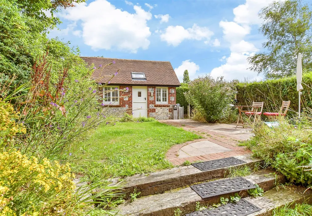 Rear Garden - Pond Cottages, Compton, Chichester, West Sussex - Wards of Kent