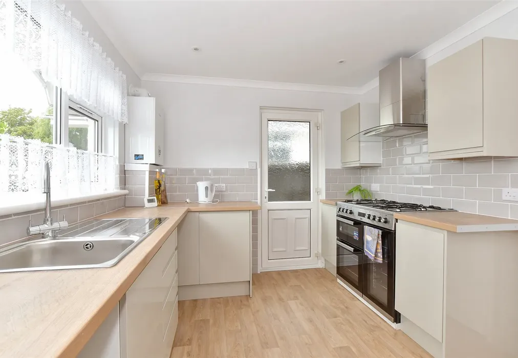 Kitchen - Clarendon Close, Brading, Isle of Wight - Wards of Kent