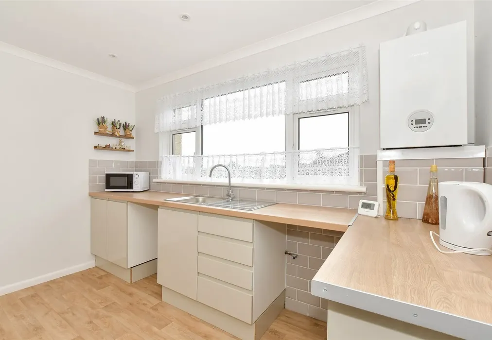 Kitchen - Clarendon Close, Brading, Isle of Wight - Wards of Kent