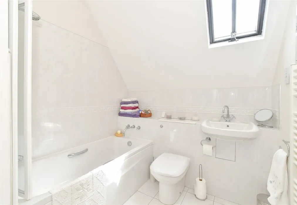 Bathroom - Redhill Road, Rowland's Castle, Hampshire - Wards of Kent
