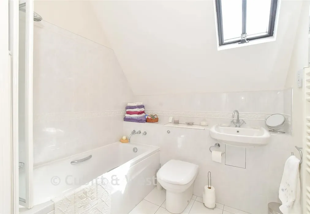 Bathroom - Redhill Road, Rowland's Castle, Hampshire - Wards of Kent