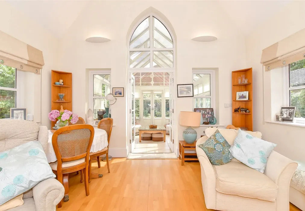 Internal Feature - Redhill Road, Rowland's Castle, Hampshire - Wards of Kent