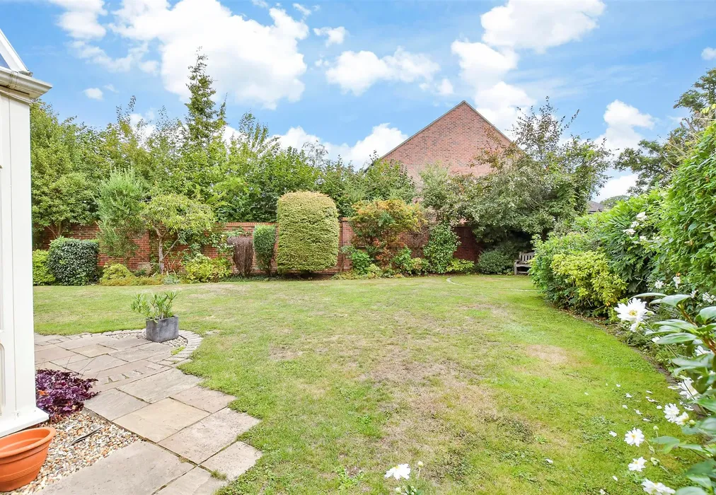 Rear Garden - Redhill Road, Rowland's Castle, Hampshire - Wards of Kent