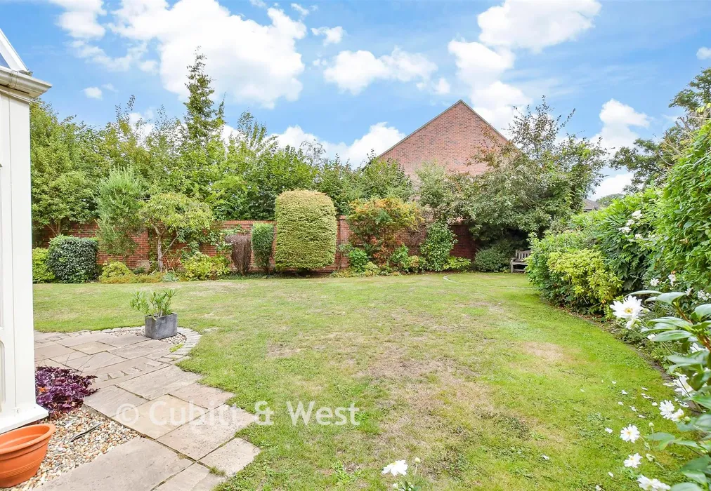 Rear Garden - Redhill Road, Rowland's Castle, Hampshire - Wards of Kent