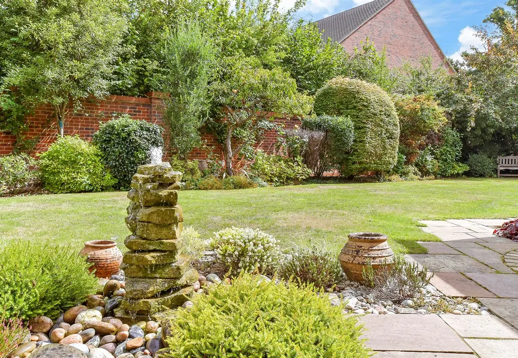 Rear Garden - Redhill Road, Rowland's Castle, Hampshire - Wards of Kent
