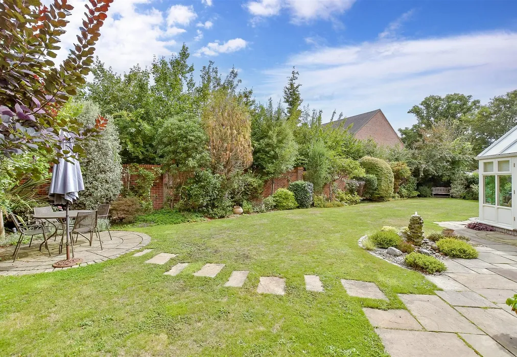 Rear Garden - Redhill Road, Rowland's Castle, Hampshire - Wards of Kent