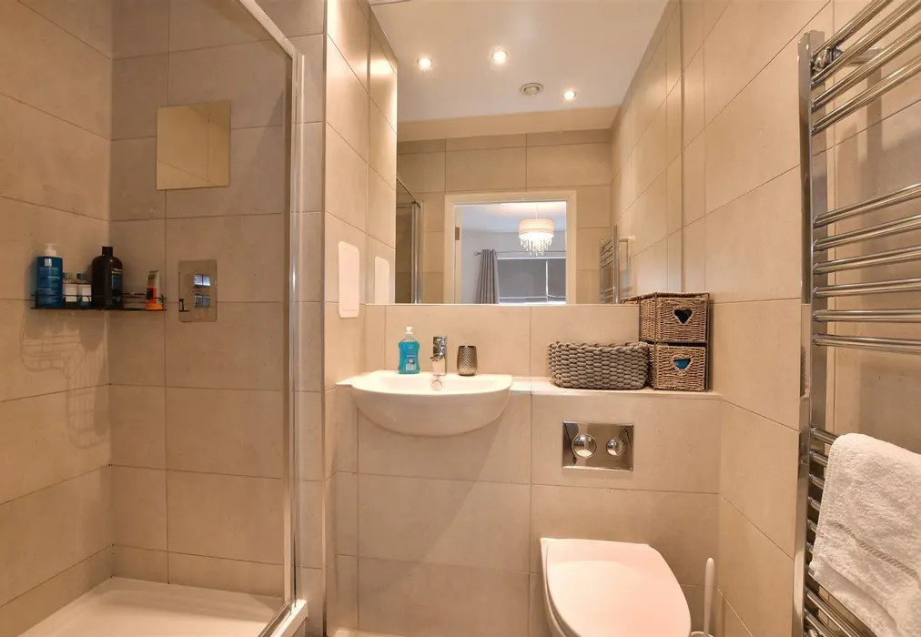 En-Suite - Thornbury Way, Walthamstow - Wards of Kent