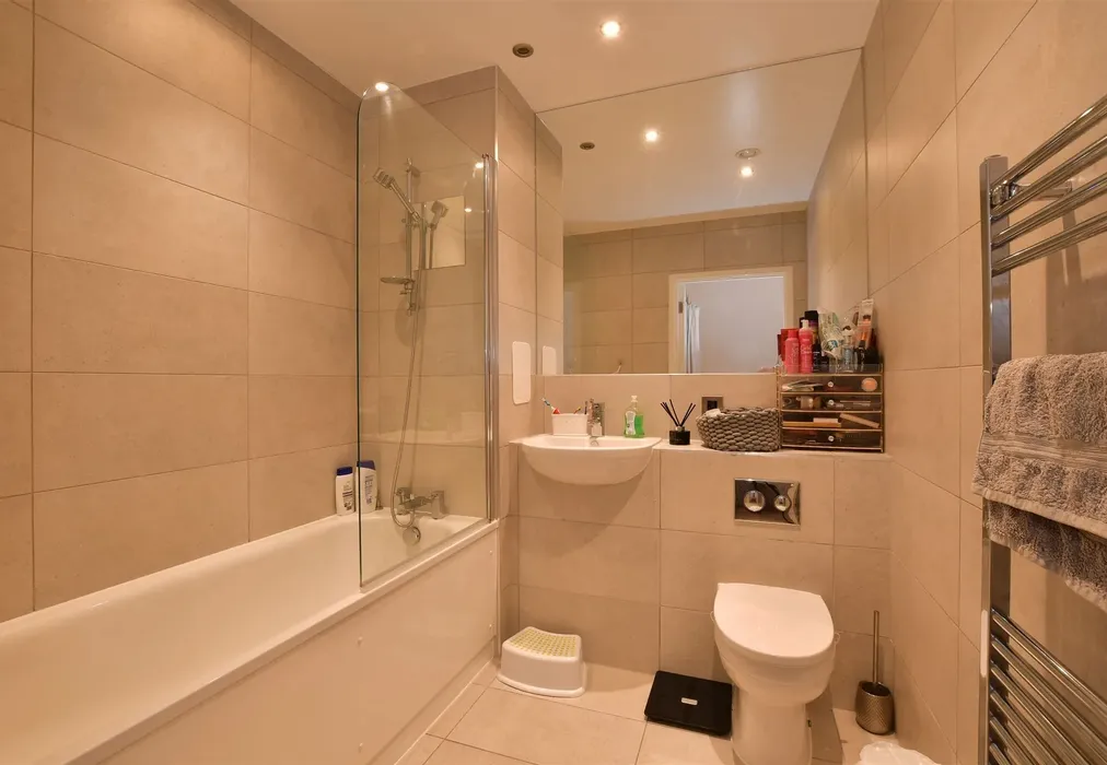 En-Suite - Thornbury Way, Walthamstow - Wards of Kent