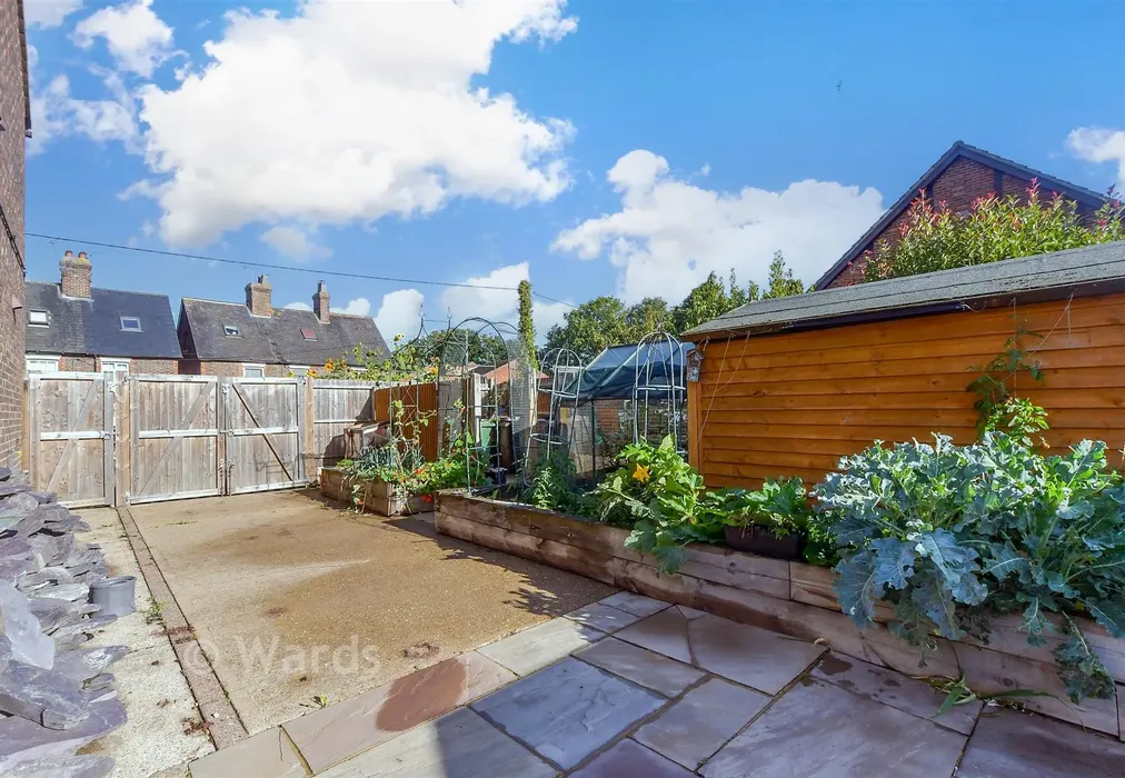 Side Garden - Maidstone Road, Marden, Kent - Wards of Kent
