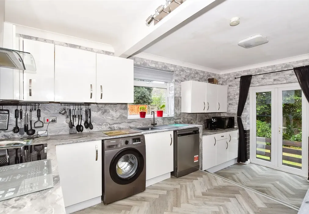 Kitchen - Cedar Close, Ditton, Aylesford, Kent - Wards of Kent
