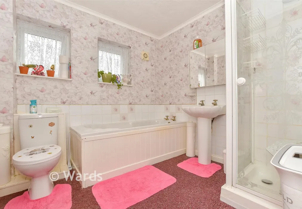 Bathroom - Gorse Avenue, Walderslade, Chatham, Kent - Wards of Kent