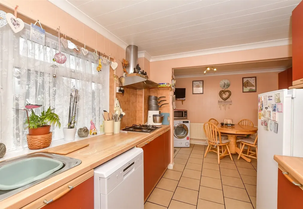Kitchen - Gorse Avenue, Walderslade, Chatham, Kent - Wards of Kent