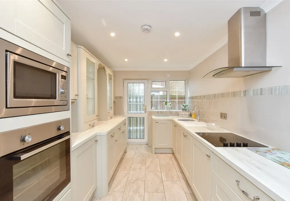 Kitchen - Guy Close, Broadstairs, Kent - Wards of Kent