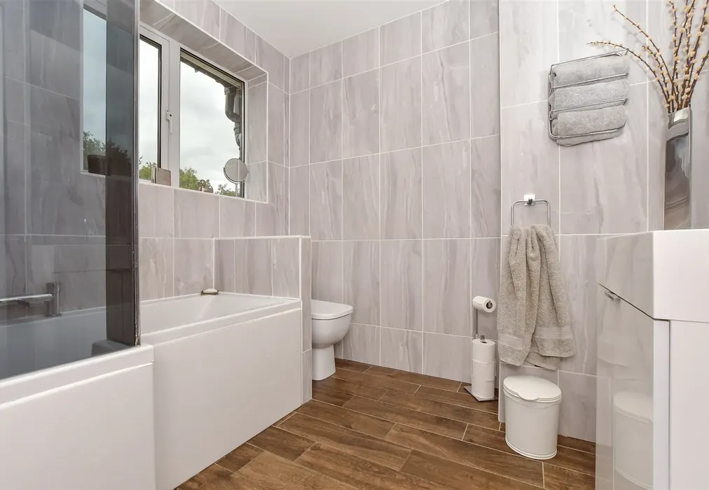 Bathroom - Heather Drive, St Michaels, Tenterden, Kent - Wards of Kent