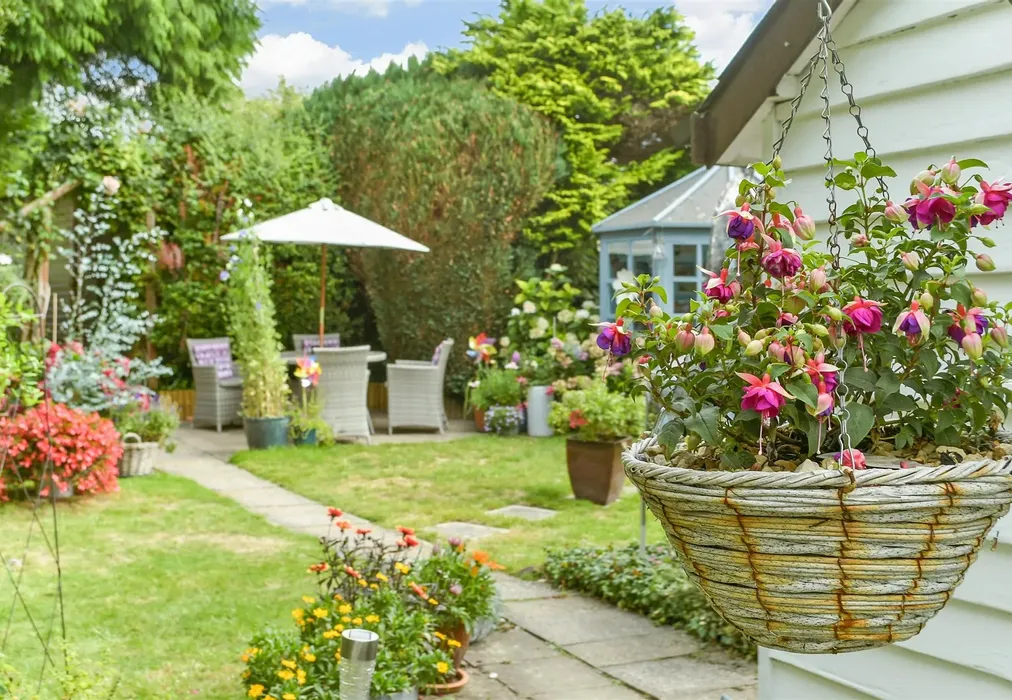 External Lifestyle Photograph - Rectory Lane, Buckland, Surrey - Wards of Kent
