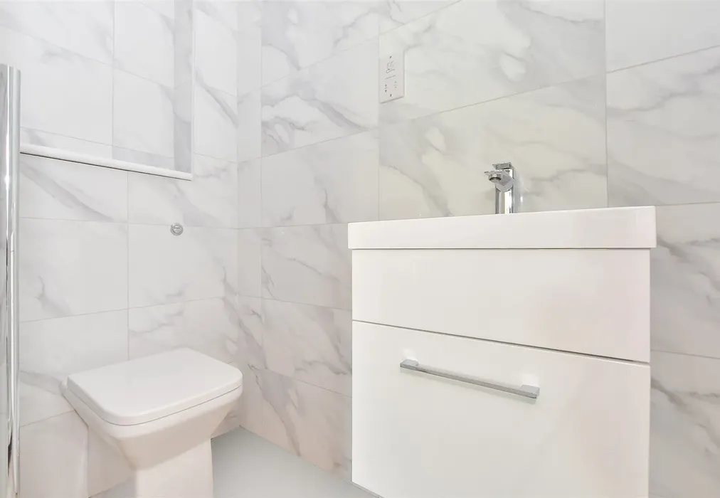 En-Suite - Dynamo Close, High Street, Headcorn, Ashford, Kent - Wards of Kent