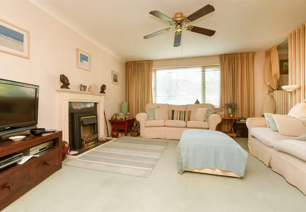 Lounge - Harrison Close, Reigate, Surrey - Wards of Kent