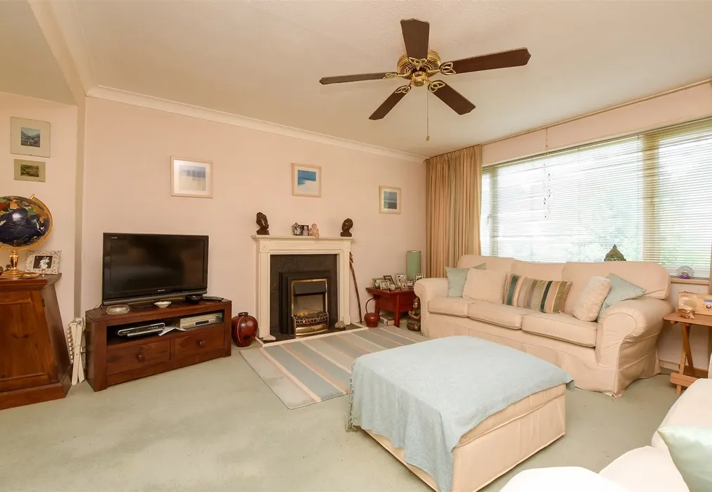 Lounge - Harrison Close, Reigate, Surrey - Wards of Kent