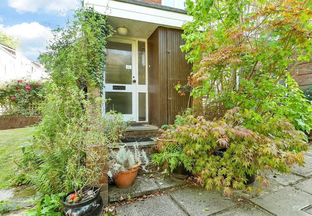 External Lifestyle Photograph - Harrison Close, Reigate, Surrey - Wards of Kent