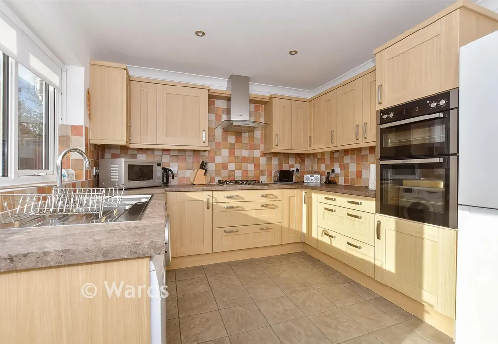 Kitchen - Leatt Close, Broadstairs, Kent - Wards of Kent