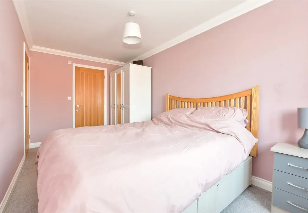 Bedroom 1 - Cross Lane, Newport, Isle of Wight - Wards of Kent