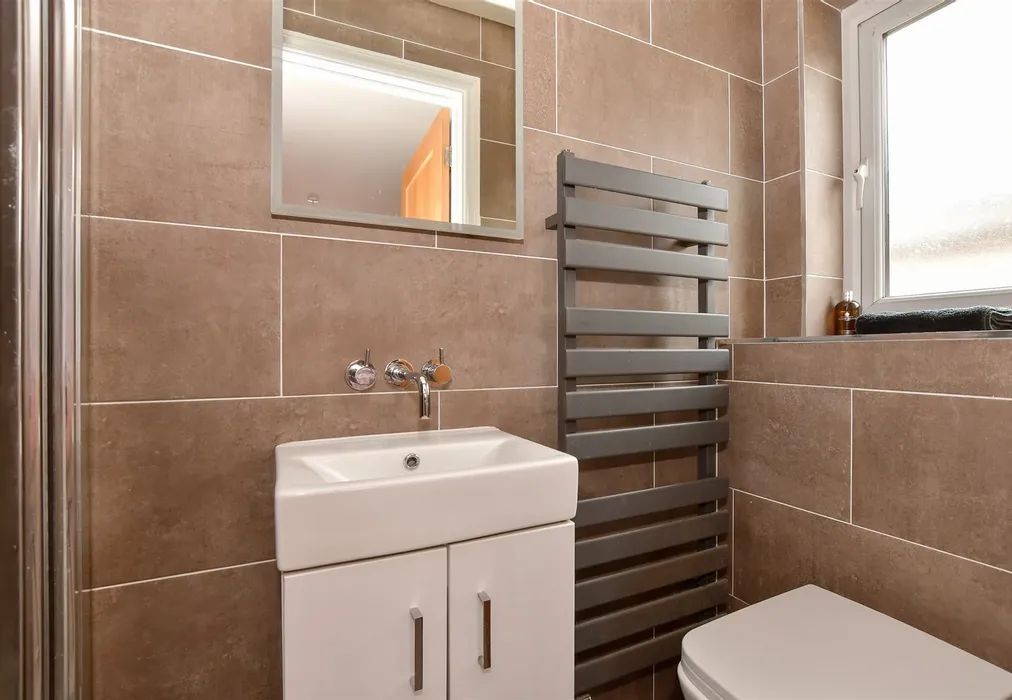 En-Suite Shower Room - Cross Lane, Newport, Isle of Wight - Wards of Kent