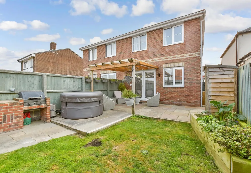 Rear Garden - Cross Lane, Newport, Isle of Wight - Wards of Kent
