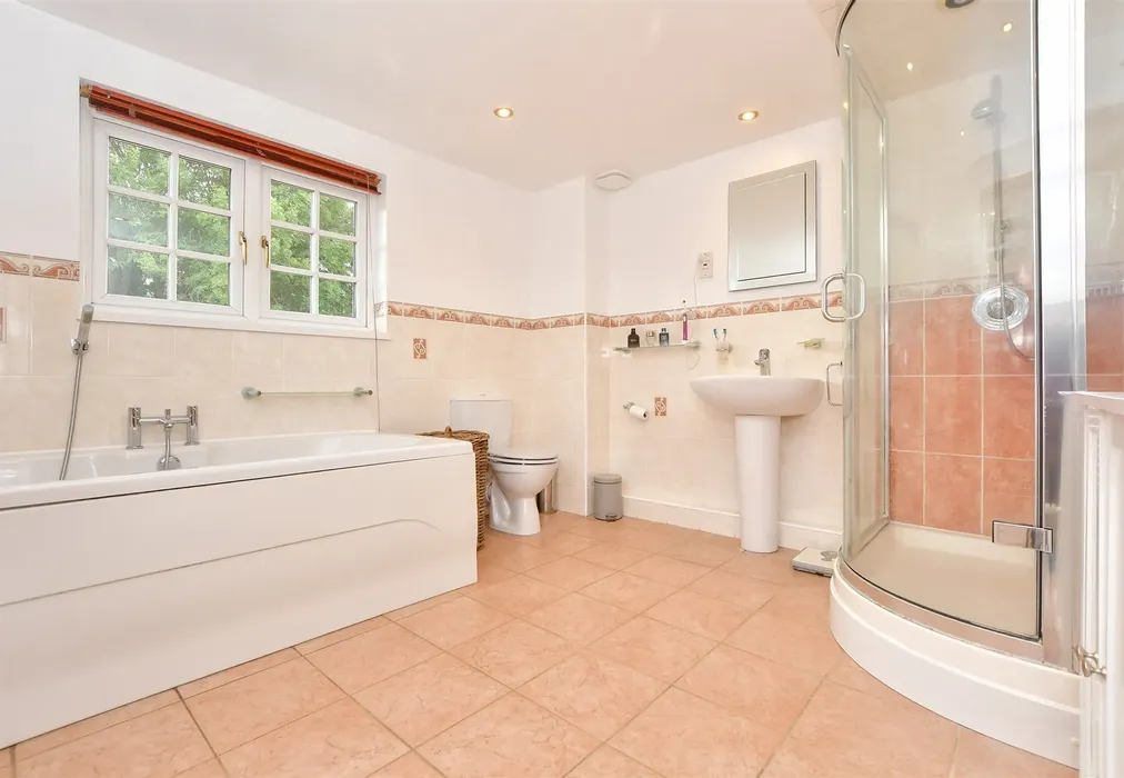 En-Suite Bathroom - Lenham Road, Headcorn, Maidstone, Kent - Wards of Kent
