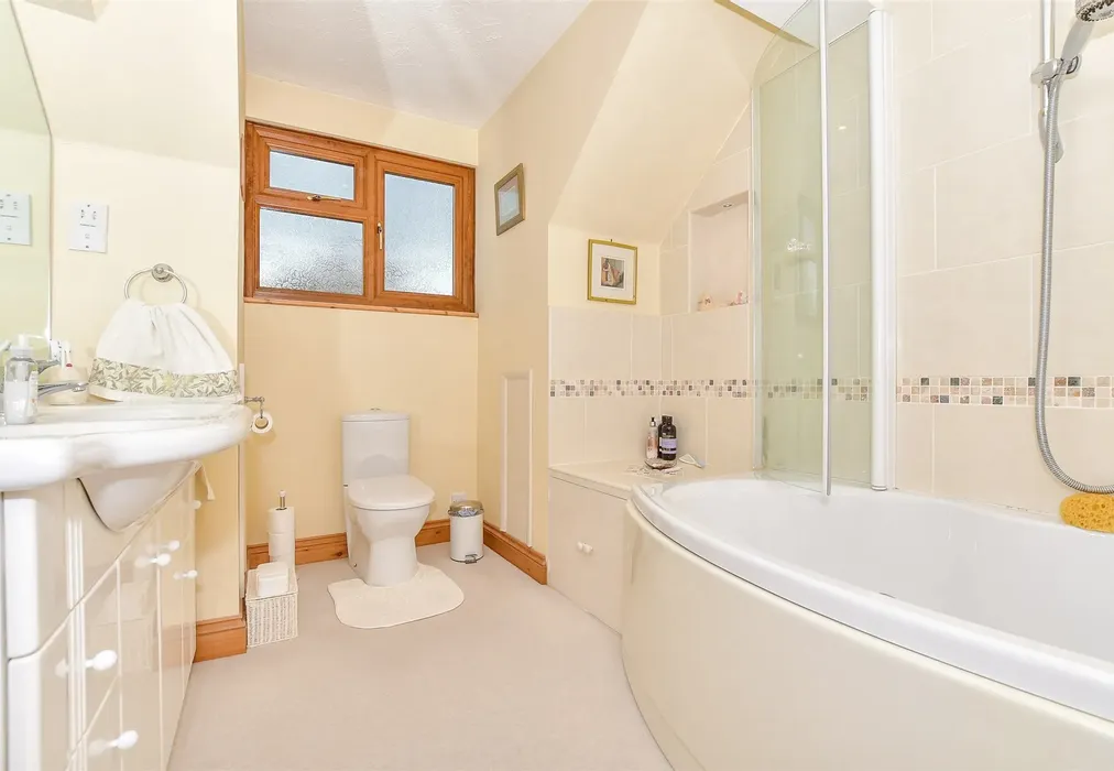 En-Suite Bathroom - North Street, Punnetts Town, Heathfield, East Sussex - Wards of Kent