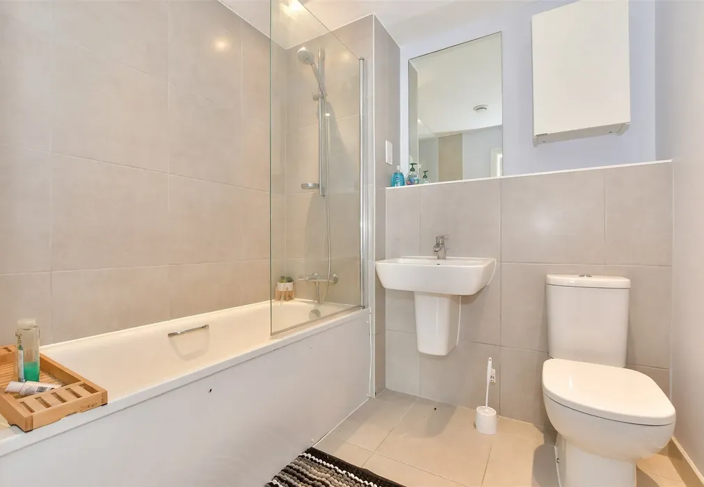 Bathroom - West Green Drive, West Green, Crawley, West Sussex - Wards of Kent