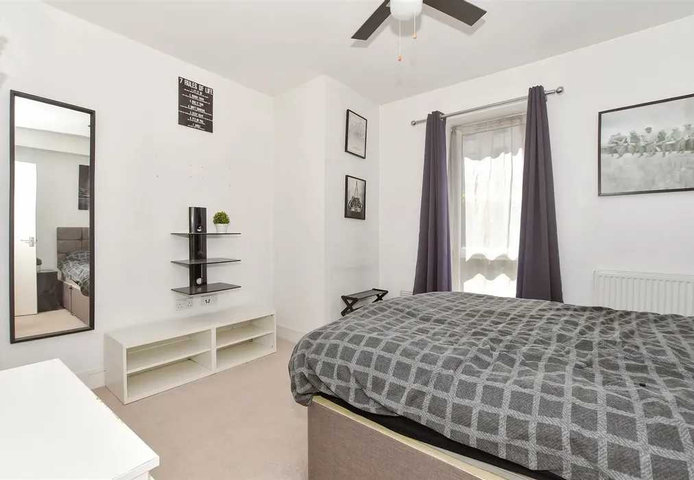 Bedroom - West Green Drive, West Green, Crawley, West Sussex - Wards of Kent
