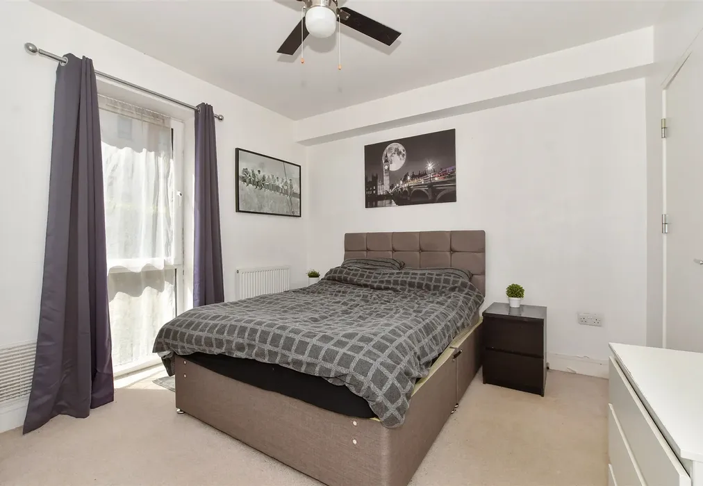 Bedroom - West Green Drive, West Green, Crawley, West Sussex - Wards of Kent