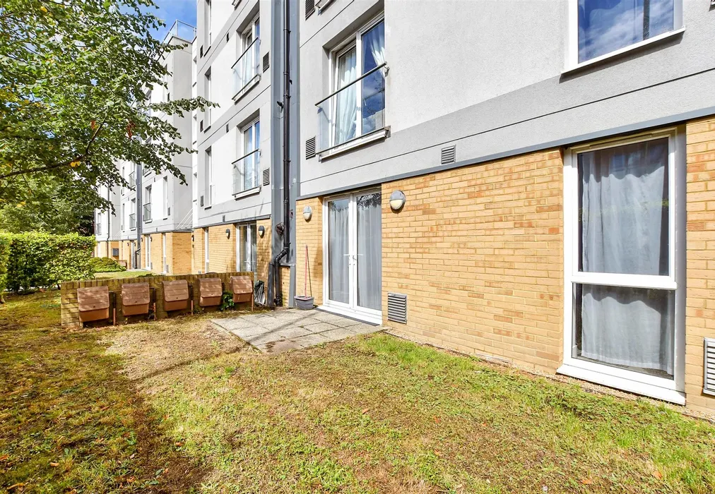 Front Garden - West Green Drive, West Green, Crawley, West Sussex - Wards of Kent