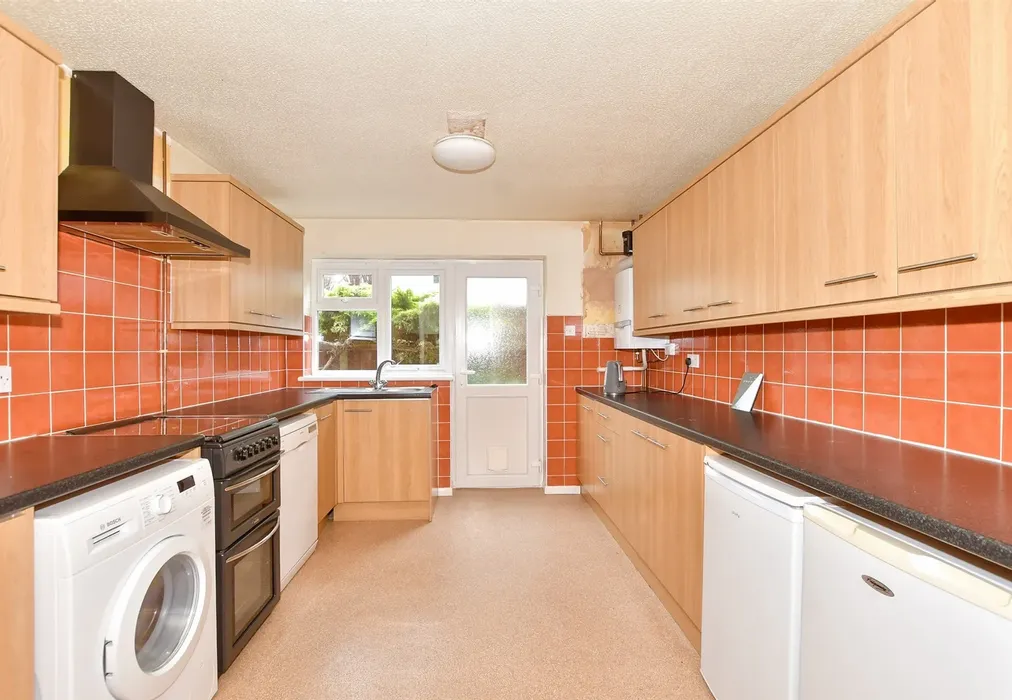 Kitchen - Meadow View Road, Shepherdswell, Dover, Kent - Wards of Kent