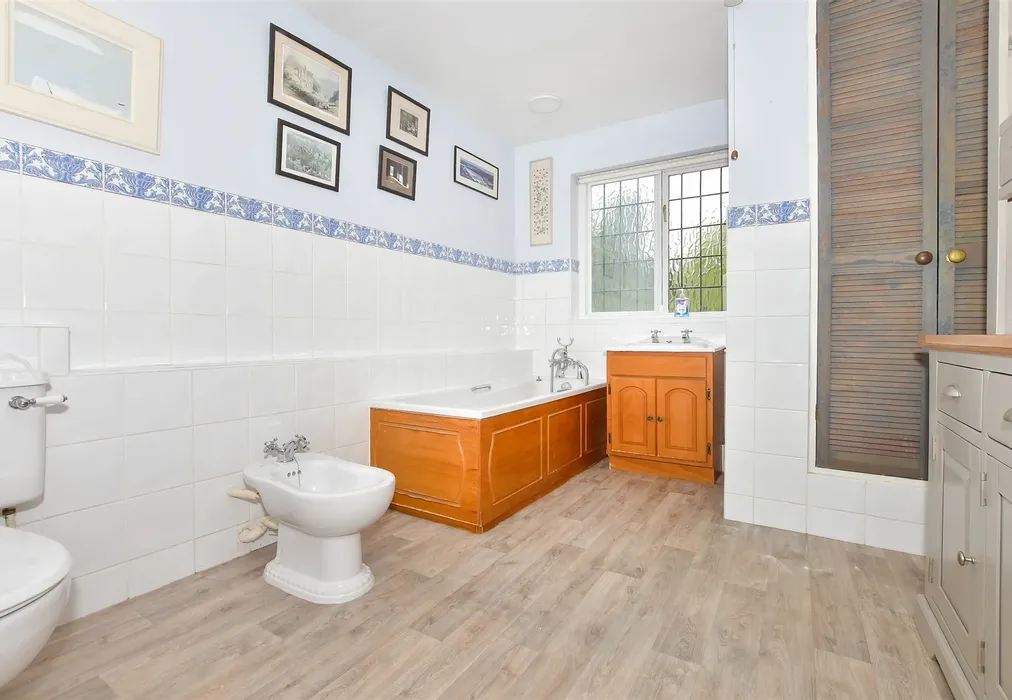 Bathroom - Elmbridge Road, Cranleigh, Surrey - Wards of Kent